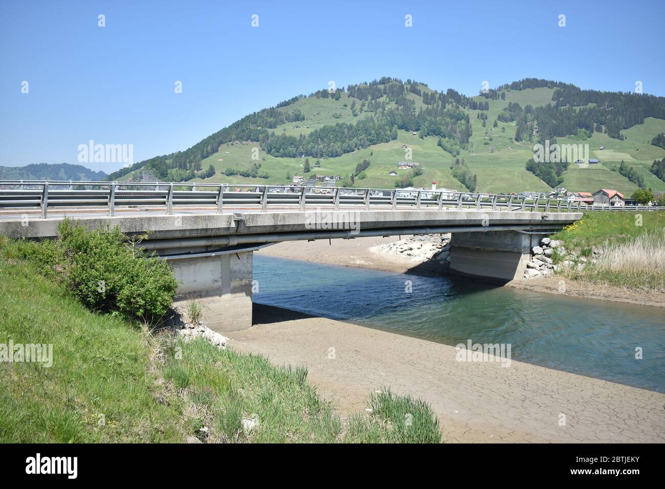 Pont sur une petite rivière en Suisse Banque D'Images
