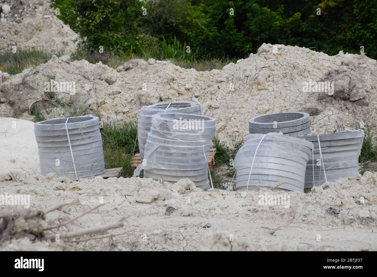 Anneaux en béton. Construction d'un système d'assainissement. Banque D'Images