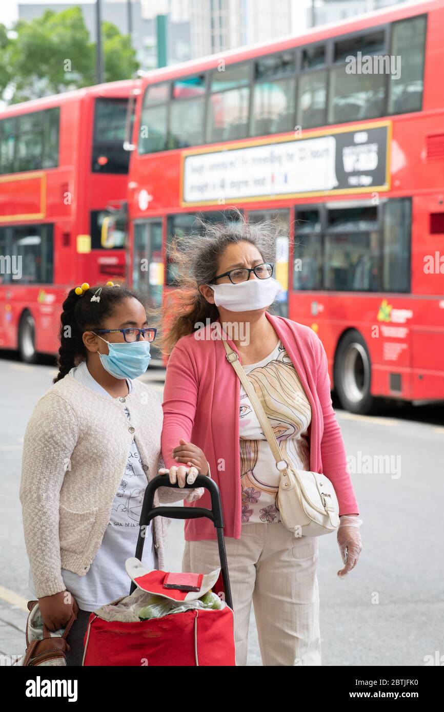 Les voyageurs portent un revêtement facial sur les bus londoniens lorsqu'ils retournent au travail. Mai 2020 Banque D'Images