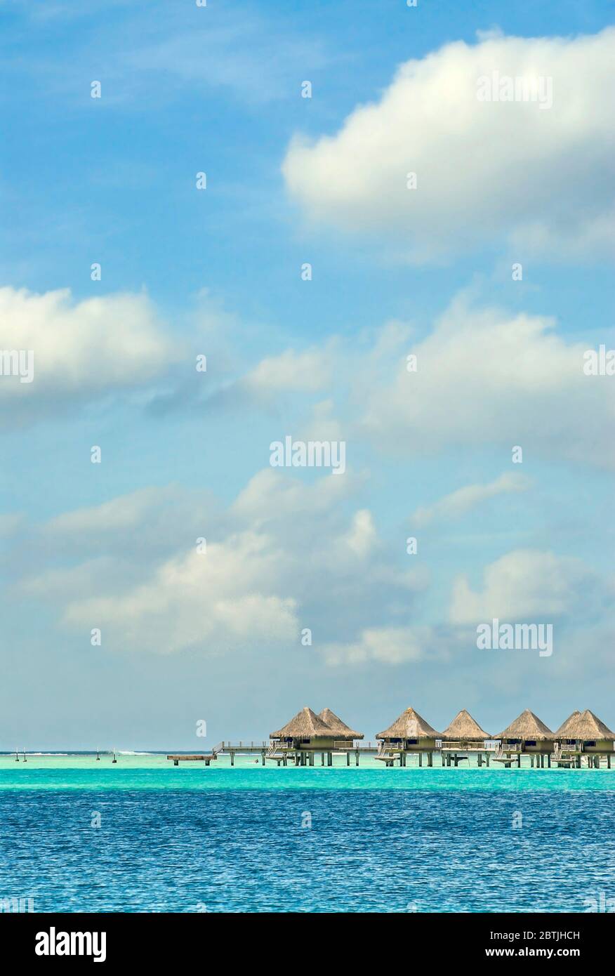 Complexe de luxe situé sur une île au bord d'un lagon, à Bora Bora, Polynésie française Banque D'Images