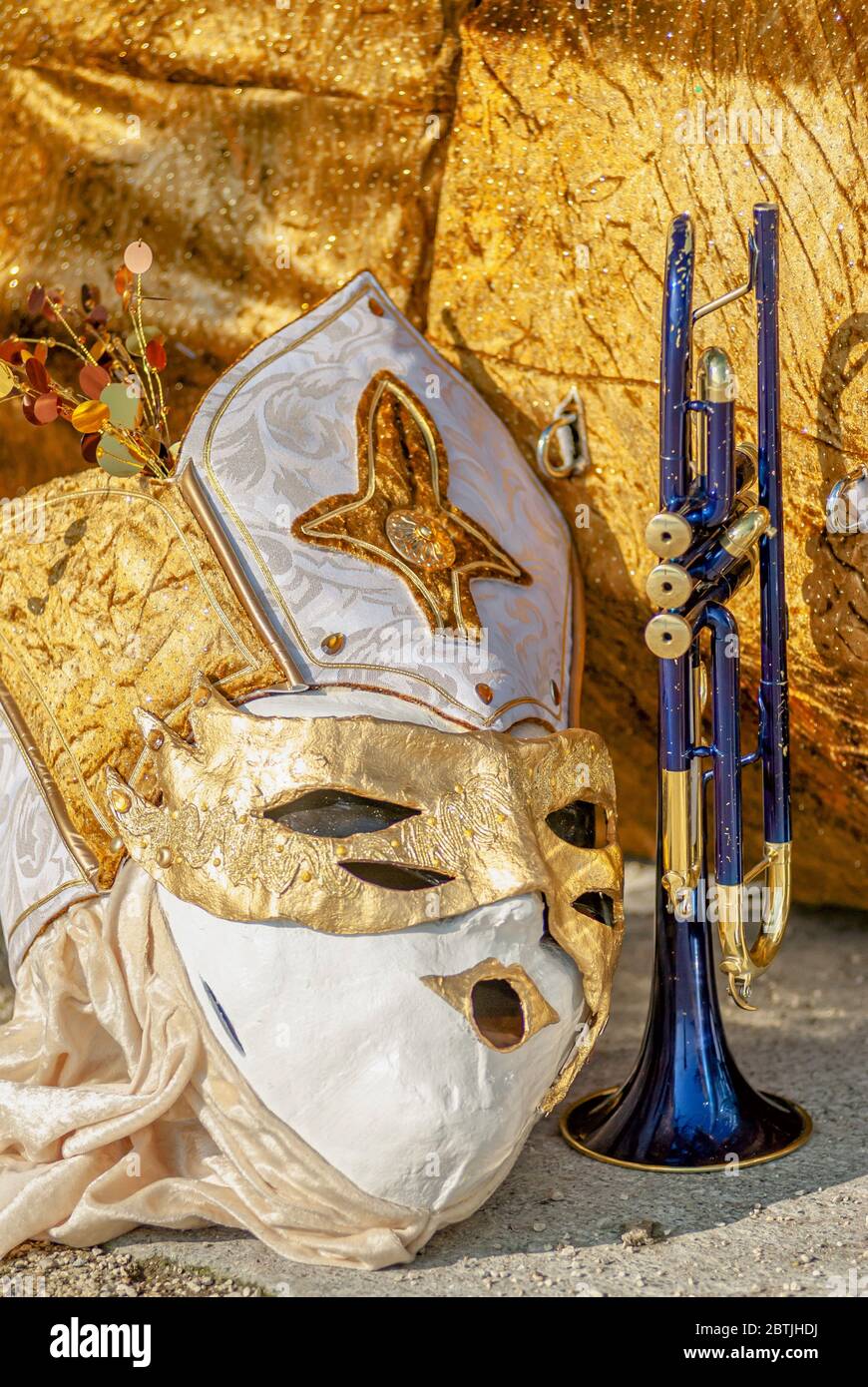 Encore la vie d'un masque coloré situé à côté d'une trompette au Fasnacht à Lucerne, Suisse Banque D'Images