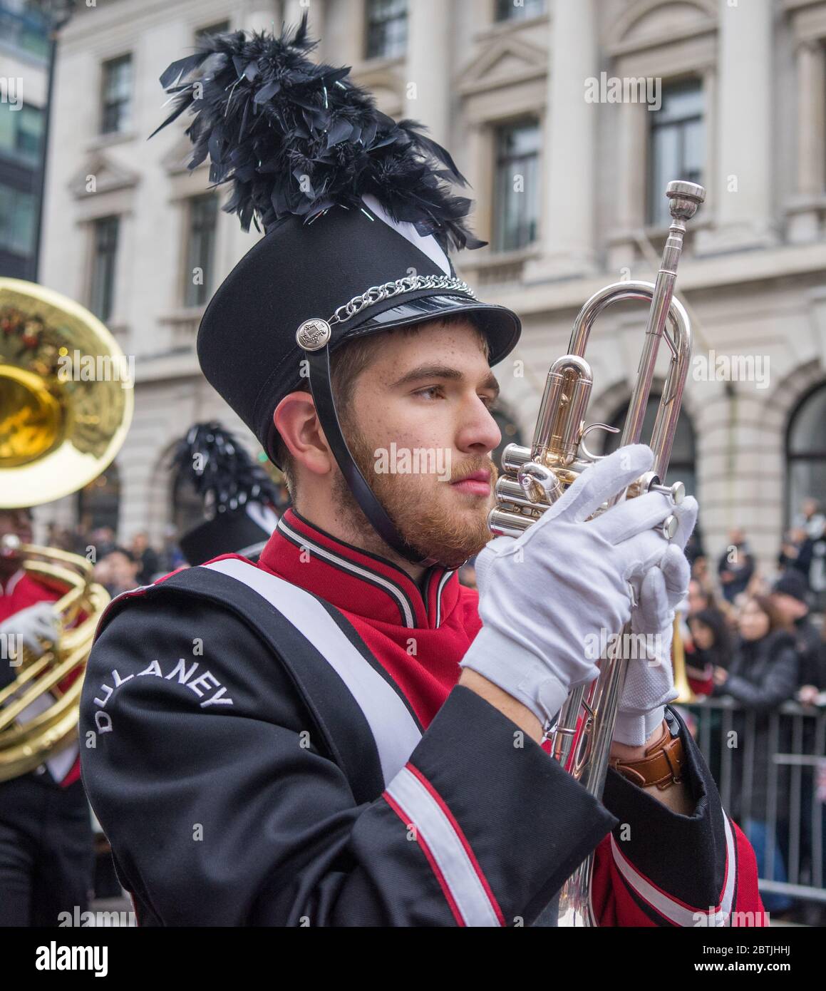 Défilé du nouvel an de Londres 2020, homme tenant une trompette. Banque D'Images
