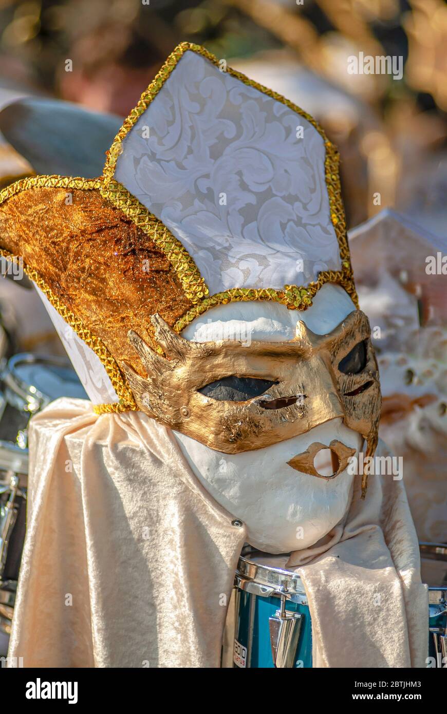 Encore la vie d'un masque coloré situé à côté d'une trompette au Fasnacht à Lucerne, Suisse Banque D'Images