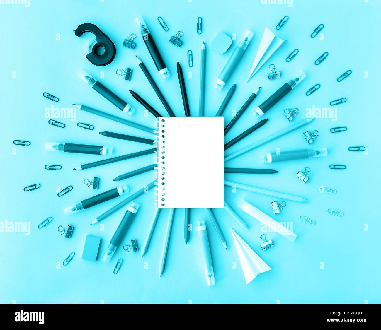 Retour à l'école avec bloc-notes ouvert et variété de fournitures scolaires dans la couleur tendance aqua. Pose à plat. Gros plan. Copier l'espace. Mockup pour vos des Banque D'Images