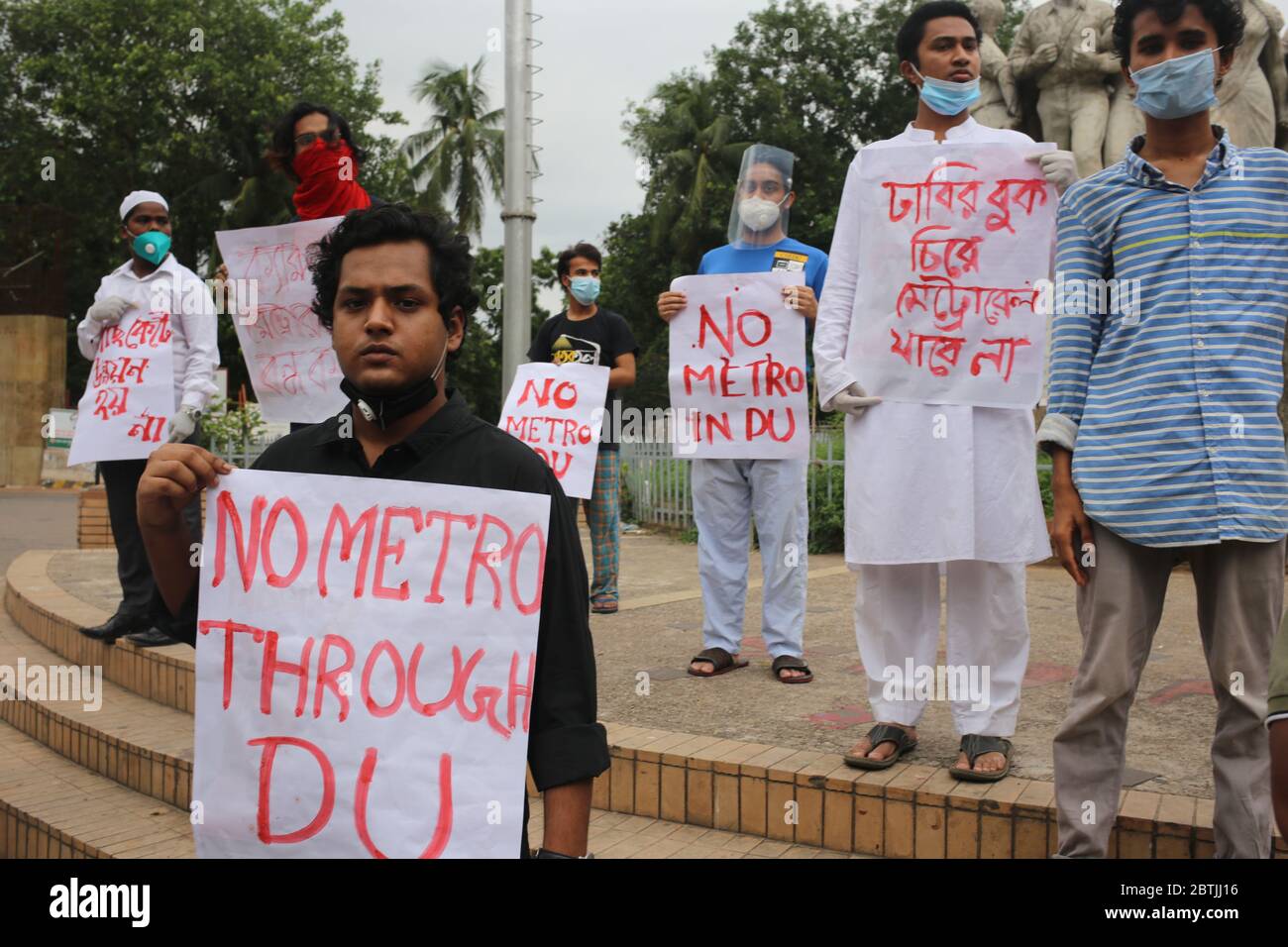 Dhaka, Bangladesh. 26 mai 2020. Un membre du Syndicat des étudiants du Bangladesh proteste contre la station de métro de l'Université de Dhaka sous la sculpture du Raju Memorial anti-terrorisme au TSC de l'Université de Dhaka. (Photo de M. Rakibul Hasan/Pacific Press) crédit: Pacific Press Agency/Alay Live News Banque D'Images