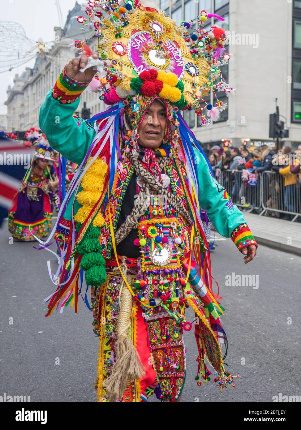 Défilé du nouvel an de Londres 2020, homme en costume coloré. Banque D'Images