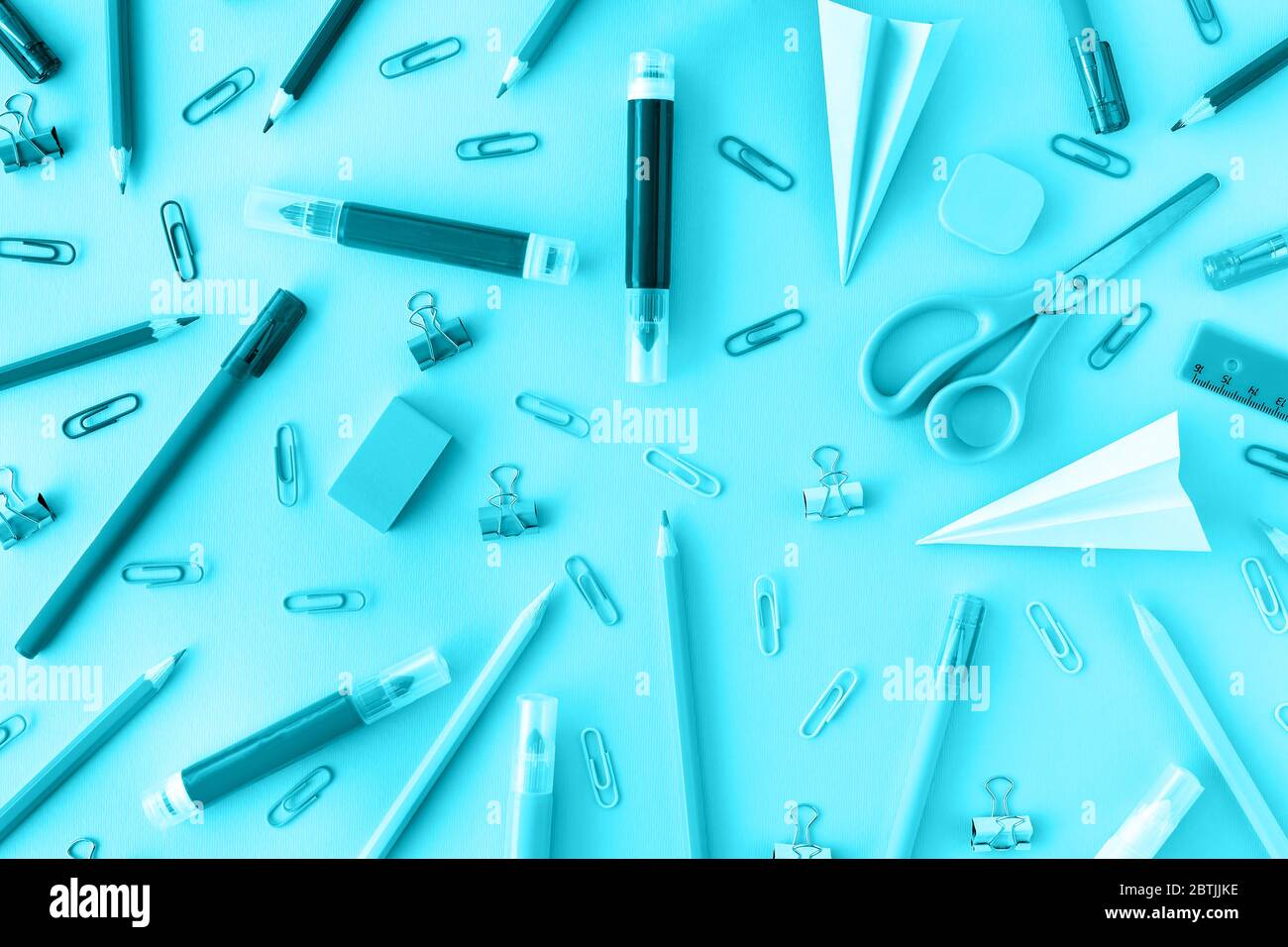 L'école fournit un fond dans la couleur tendance de l'aqua. Concept de retour à l'école. Pose à plat. Vue de dessus. Toile de fond pour votre conception. Banque D'Images