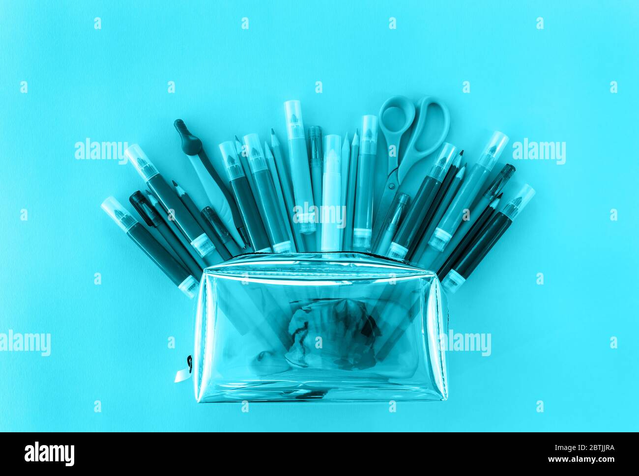 Retour à l'école avec porte-crayons ouvert avec variété de fournitures scolaires dans la couleur tendance de l'aqua. Pose à plat. Une maquette pour votre conception. Gros plan. Banque D'Images