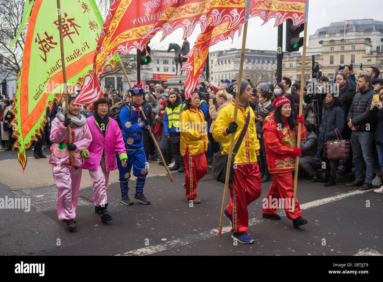 Des personnes aux couleurs vives orne des drapeaux. Parade de la célébration du nouvel an chinois. Londres Banque D'Images