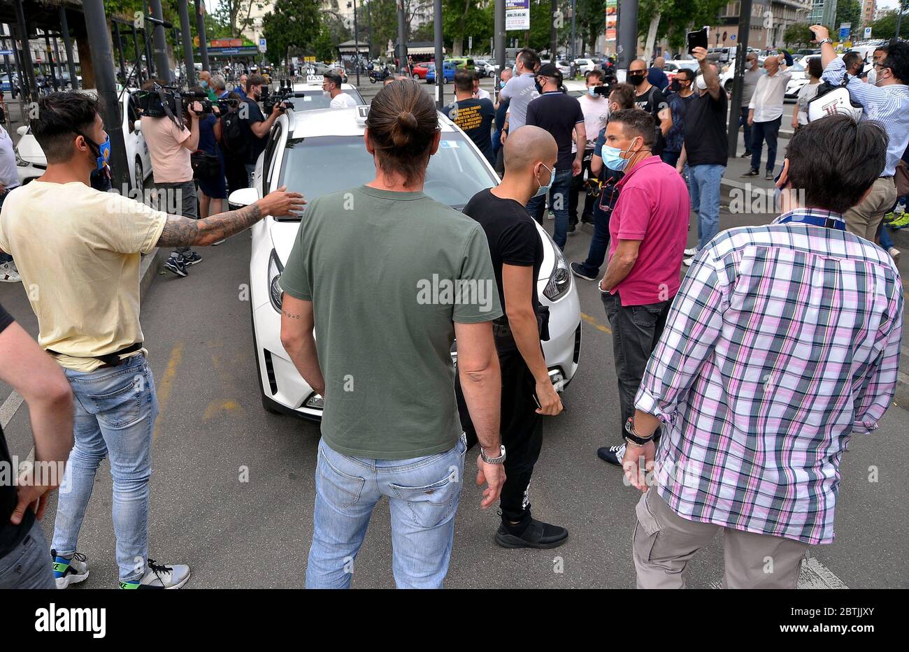 Milan, phase 2, coronavirus, manifestation des chauffeurs de taxi devant le Pirellone usage éditorial seulement Banque D'Images