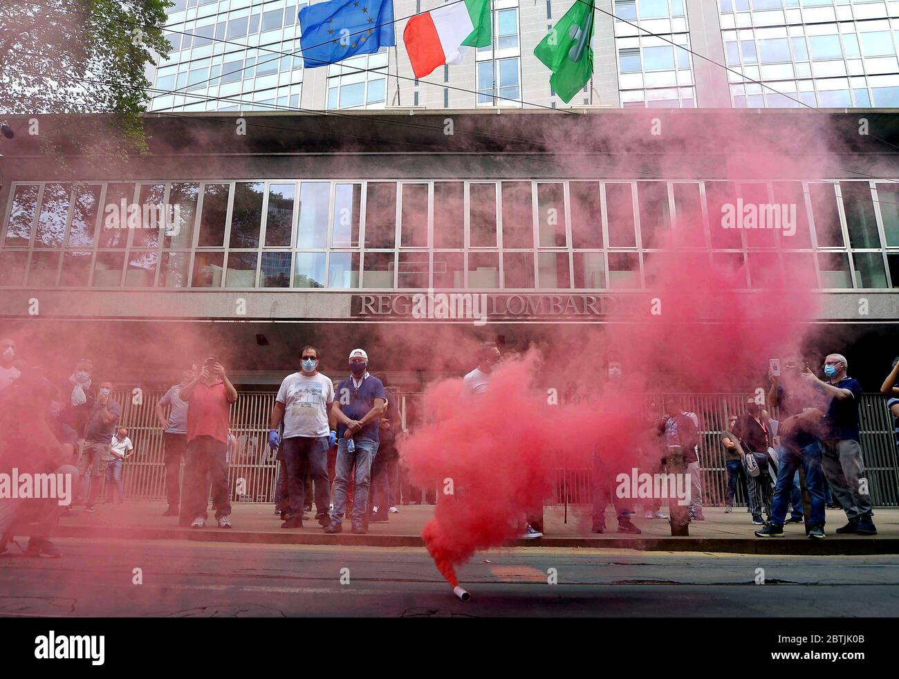 Milan, phase 2, coronavirus, manifestation des chauffeurs de taxi devant le Pirellone usage éditorial seulement Banque D'Images