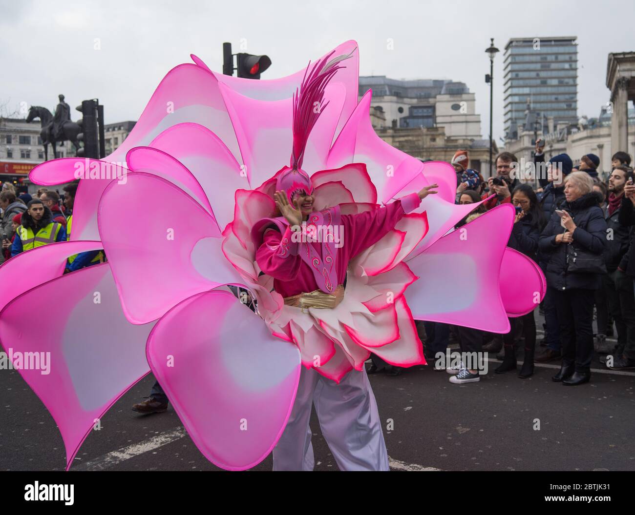 Dame en costume de fleur rose ayant du plaisir. Parade de la célébration du nouvel an chinois. Londres Banque D'Images