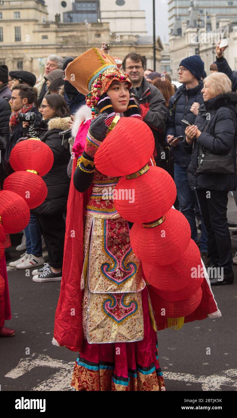 Lady dans une robe chinoise traditionnelle tenant des lanternes rouges. Parade de la célébration du nouvel an chinois. Londres Banque D'Images