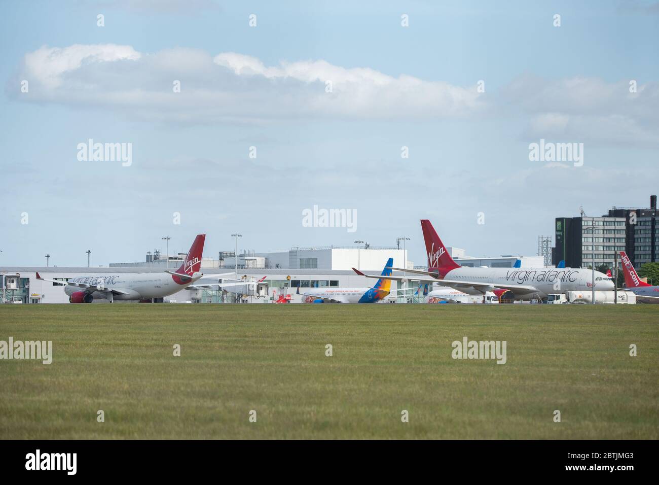 Glasgow, Écosse, Royaume-Uni. 26 mai 2020. Photo : vue à l'aéroport de Glasgow d'une collection de compagnies de voyage et de compagnies aériennes telles que Virgin Atlantic et Jet2 Holidays, vues au sol sur le tarmac en raison de la crise du coronavirus (COVID19) qui a mis d'énormes pressions financières sur l'industrie de l'aviation mondiale, où de nombreux opérateurs ont fait faillite, ou réduire les effectifs pour survivre. Crédit : Colin Fisher/Alay Live News Banque D'Images