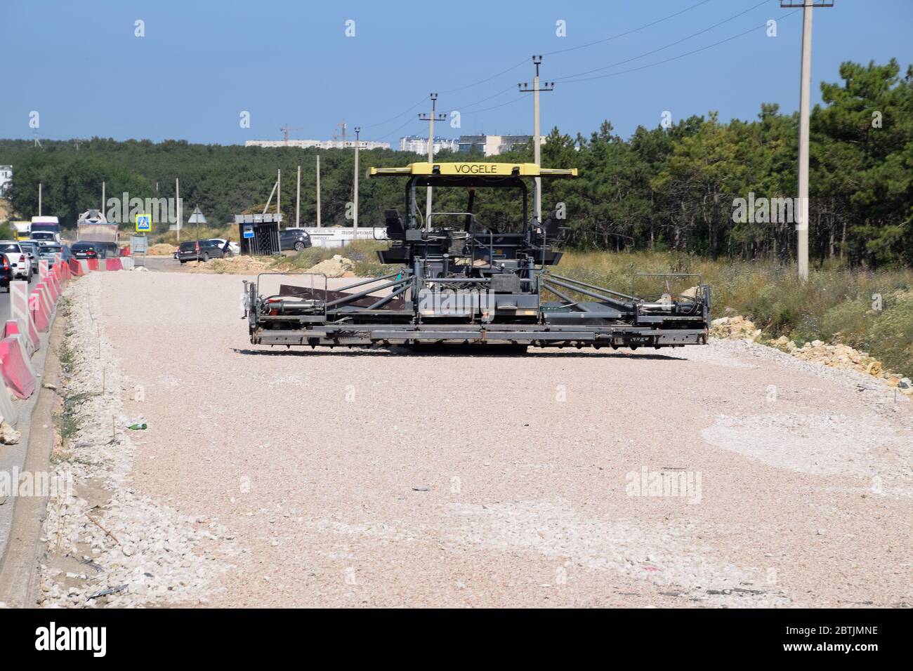 Taman, Russie - 9 juillet 2019 : techniques de construction de la route. Distributeur d'asphalte. Banque D'Images