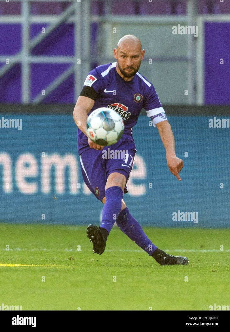 Aue, Allemagne. 26 mai 2020. Football: 2ème Bundesliga, FC Erzgebirge Aue - SV Darmstadt 98, 28ème jour de match, au Sparkassen-Erzgebirgsstadion. Aue Philipp Riese. Crédit : Robert Michael/dpa - Pool/dpa - REMARQUE IMPORTANTE : Conformément aux règlements de la DFL Deutsche Fußball Liga et de la DFB Deutscher Fußball-Bund, il est interdit d'exploiter ou d'exploiter dans le stade et/ou à partir du jeu pris des photos sous forme d'images de séquence et/ou de séries de photos de type vidéo./dpa/Alay Live News Banque D'Images