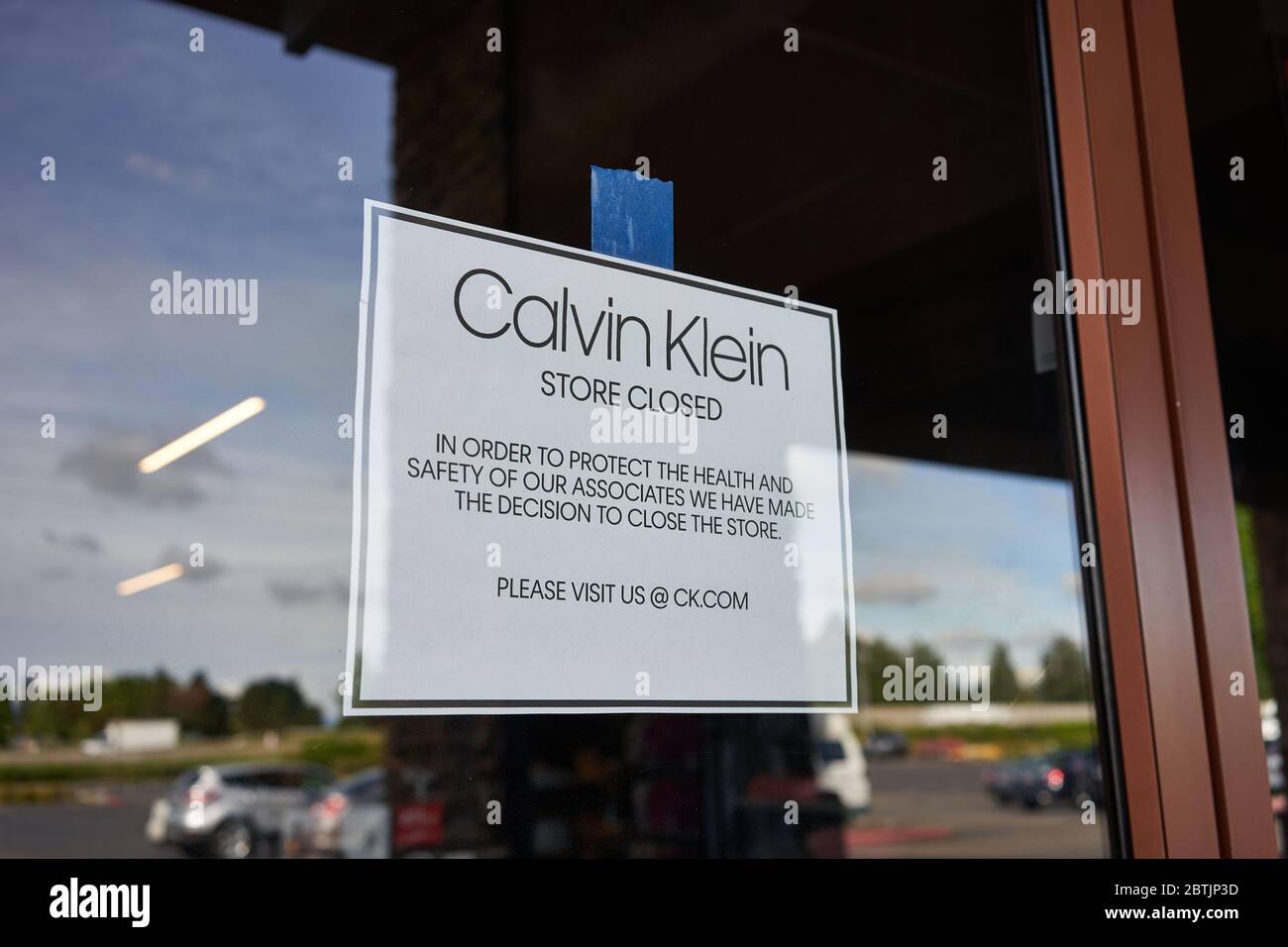Une affiche fermée est visible dans un magasin Calvin Klein des magasins d'usine Woodburn Premium Outlets en Oregon le week-end du Memorial Day pendant la pandémie du coronavirus. Banque D'Images