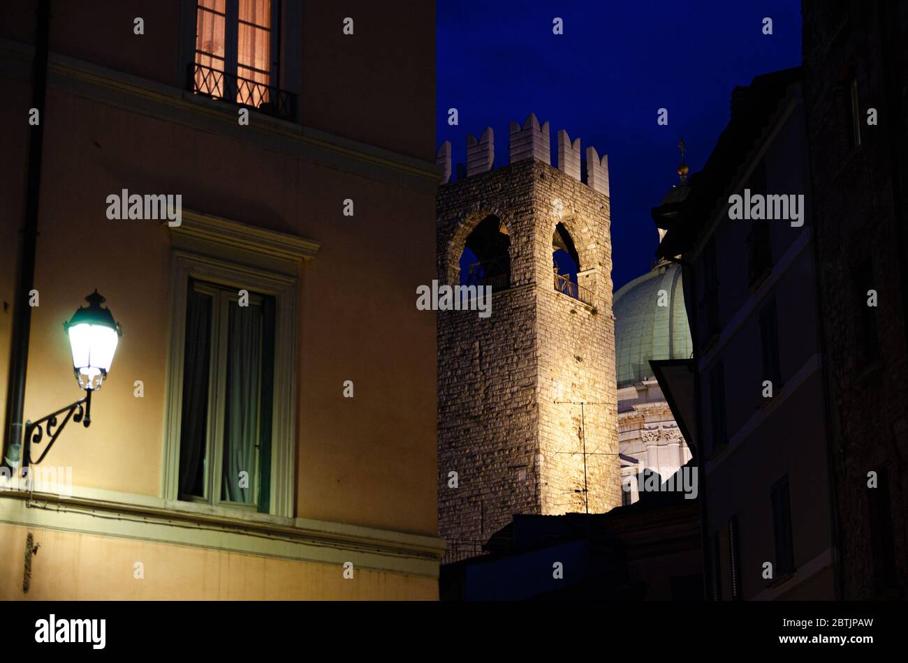 Dôme de la Nouvelle cathédrale Santa Maria Assunta, tour du palais Palazzo del Broletto et lumière de rue sur le mur du bâtiment, vue nocturne, centre historique de Brescia, Lombardie, Italie du Nord Banque D'Images