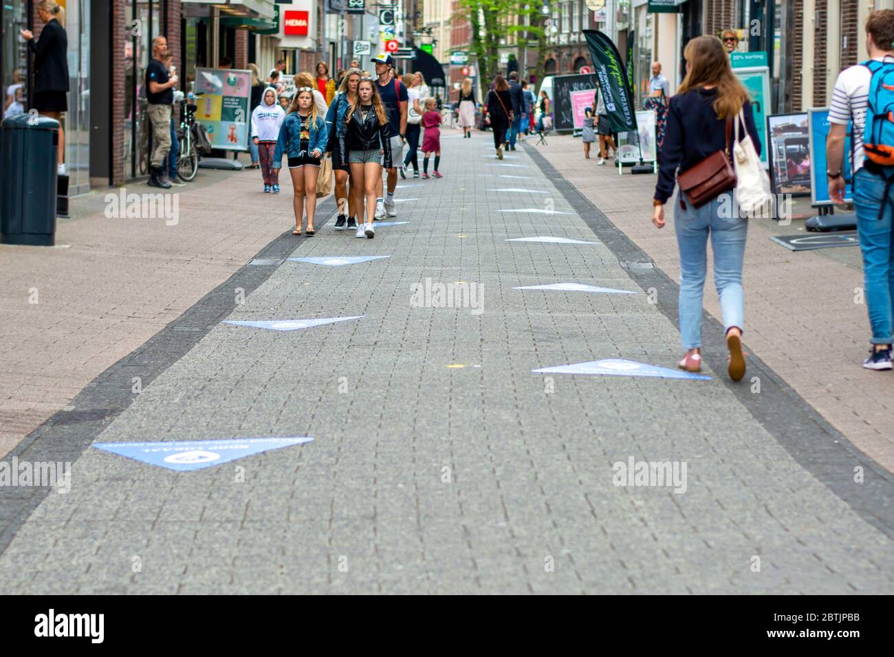 Solution pour la distanciation sociale selon les directives du coronavirus. Centre commercial divisé en deux directions à pied en raison de COVID-19. Banque D'Images