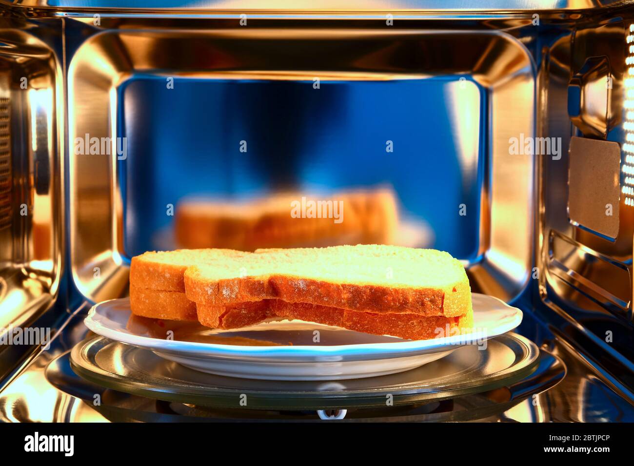 Deux tranches de pain blanc décongeler dans un four à micro-ondes Photo  Stock - Alamy