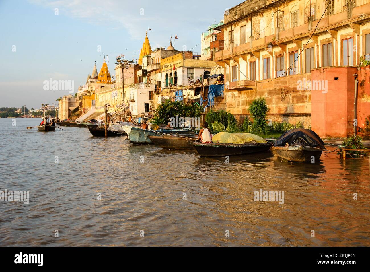 Inde, Varanasi - Etat de l'Uttar Pradesh, 31 juillet 2013. Vue sur le front de mer de Varanasi à l'aube. Banque D'Images