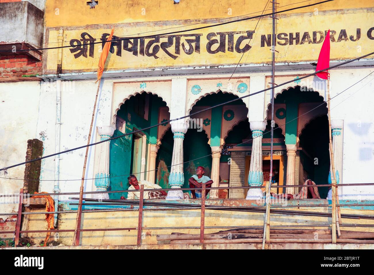 Inde, Varanasi - Etat de l'Uttar Pradesh, 31 juillet 2013. Le matin, du haut d'un balcon, trois hommes se reposent sur le front du fleuve Ganges. Banque D'Images