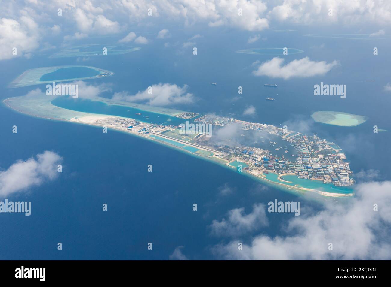 Île Maldives capitale, Malé. Vue sur l'île de Hulhumale depuis les nuages. Paysage aérien dans une destination exotique Banque D'Images