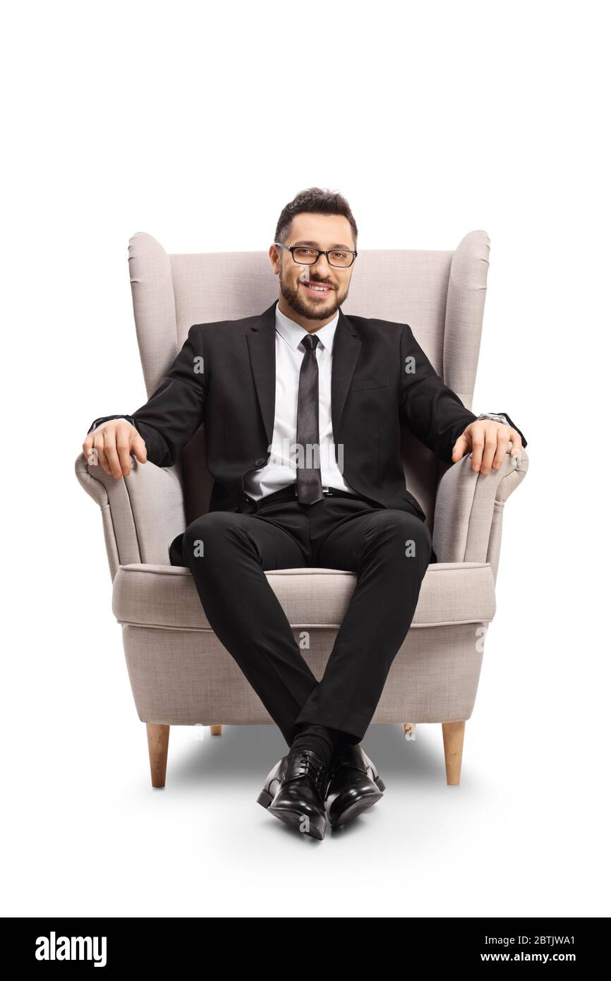 Homme professionnel en costume et cravate avec des lunettes assis dans un  fauteuil isolé sur fond blanc Photo Stock - Alamy