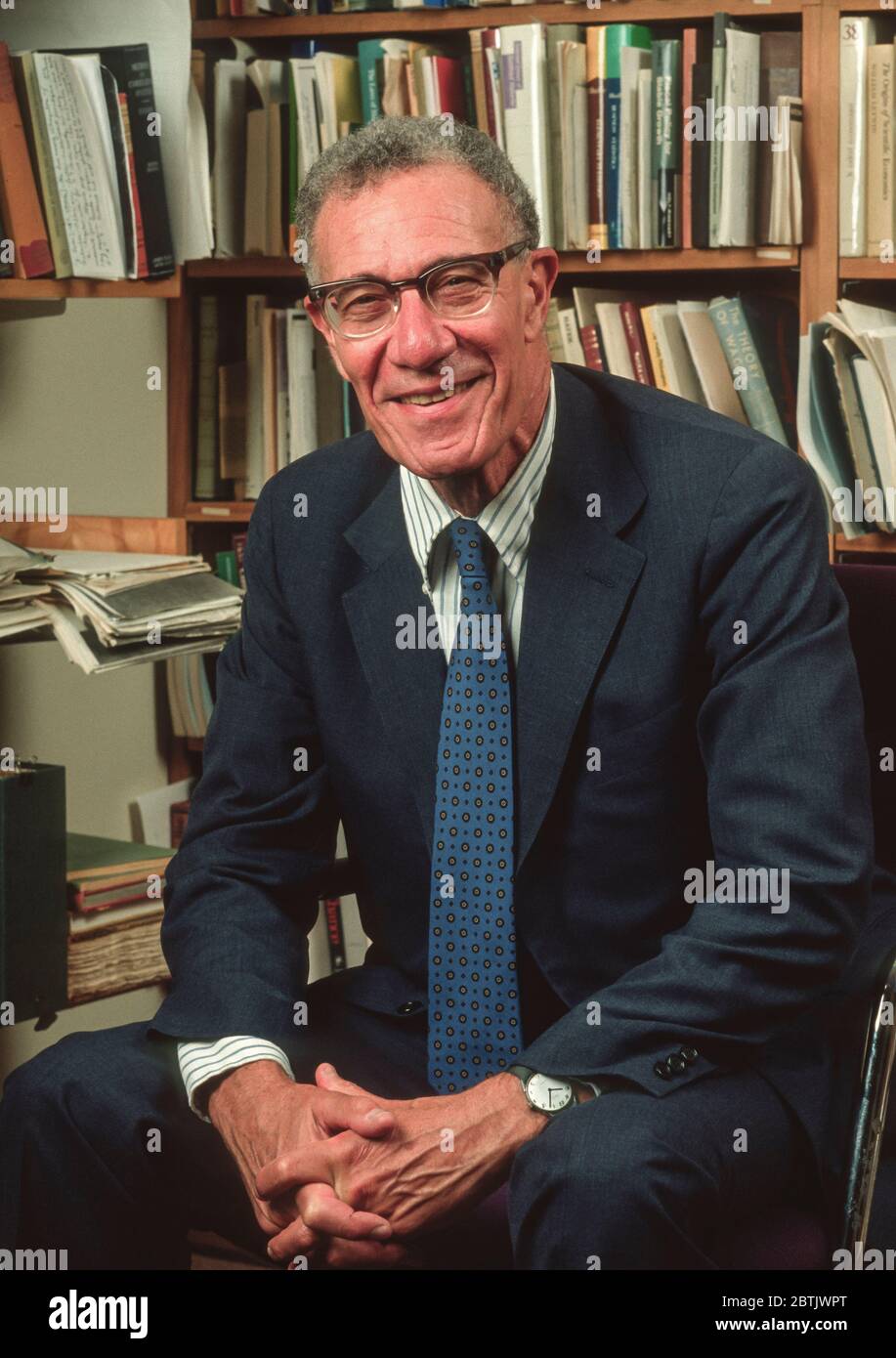 CAMBRIDGE, MASSACHUSETTS, États-Unis, 10 OCTOBRE 1990 - Professeur Robert M. Solow, économiste lauréat du prix Nobel dans son bureau au MIT. Banque D'Images