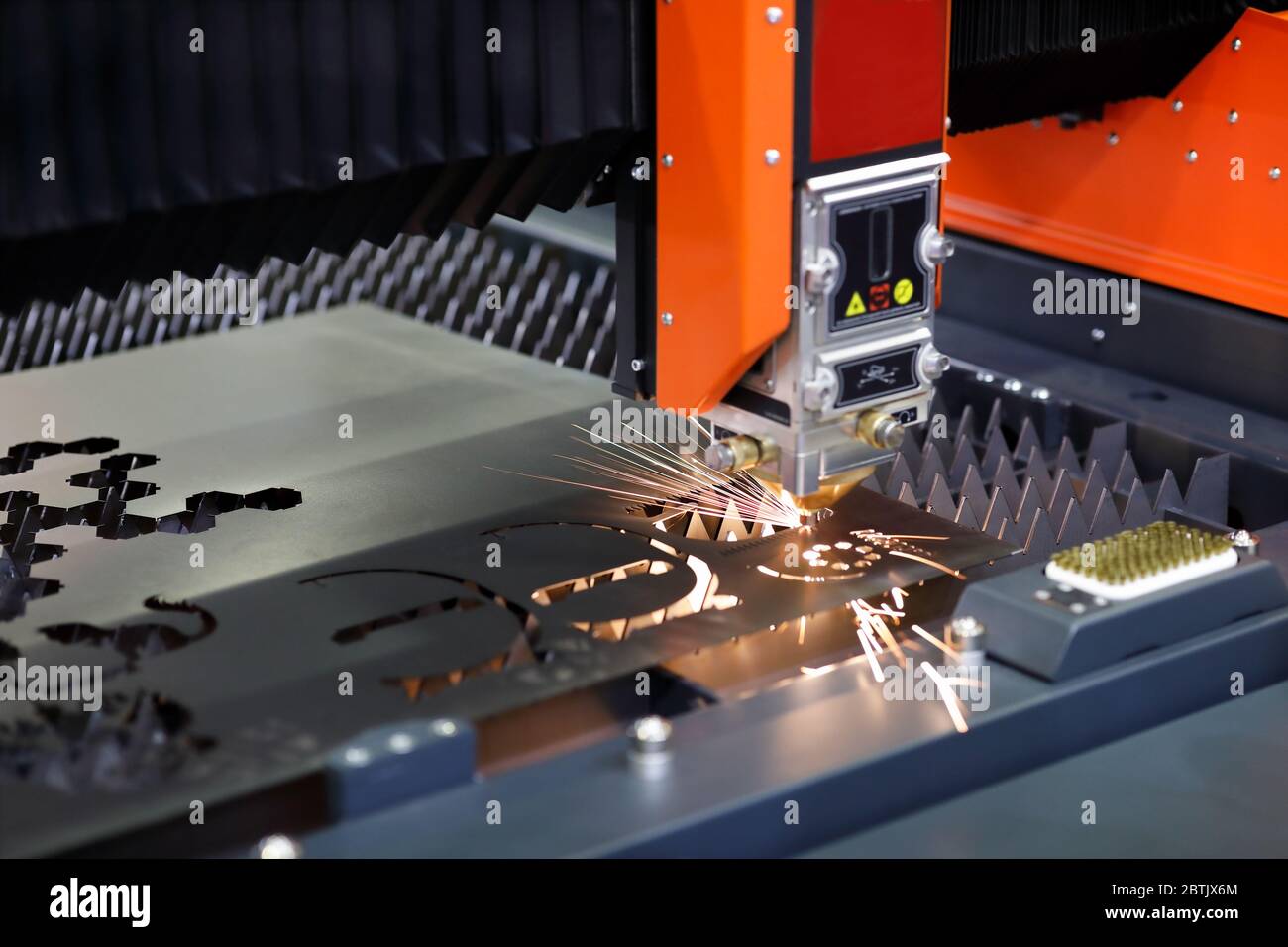 Gros plan de la machine de découpe laser à fibres de plaques. Mise au point sélective. Banque D'Images