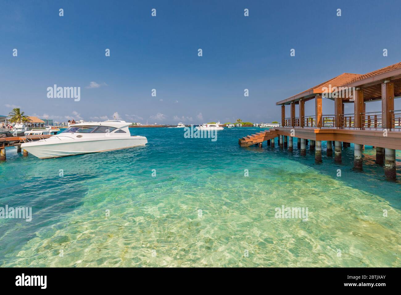 L'aéroport des Maldives quai et bateaux de ramassage des touristes dans le lagon bleu à côté de la ville de Malé capitol des Maldives. Hors-bord de luxe pour touristes Banque D'Images