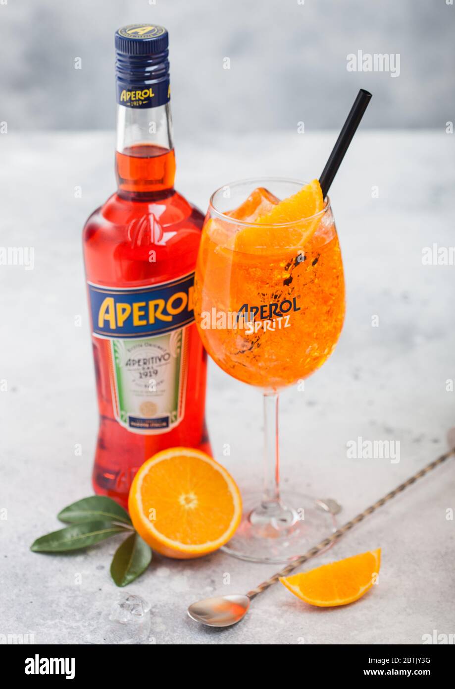 LONDRES, Royaume-Uni - 20 MAI 2020 : bouteille de cocktail apéritif apéritif apéritif apéritif avec verre original et cocktail Spritz et oranges avec cuillère de bar sur lig Banque D'Images