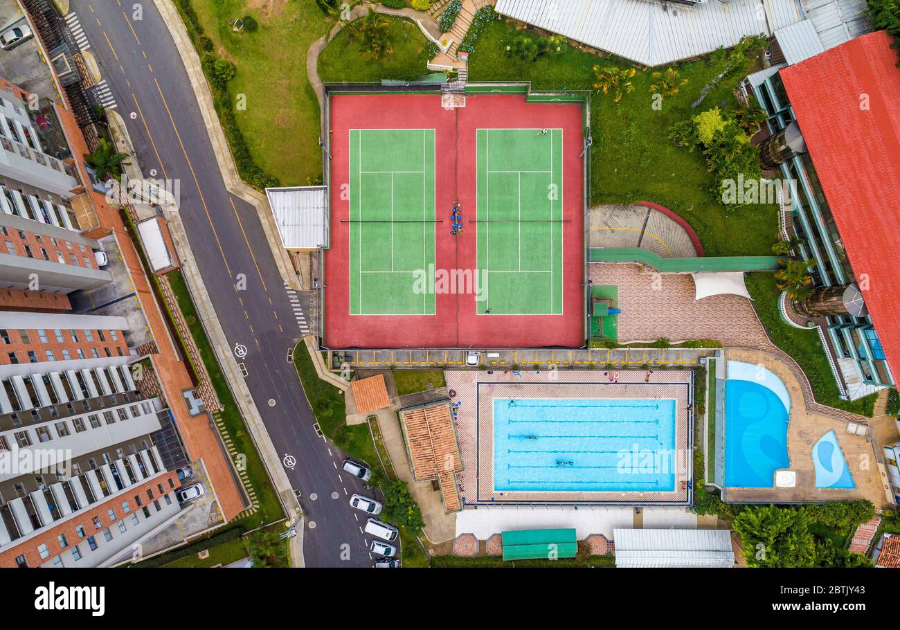 Vue aérienne en haut d'un club de vacances avec courts de tennis, piscines entre autres. Banque D'Images