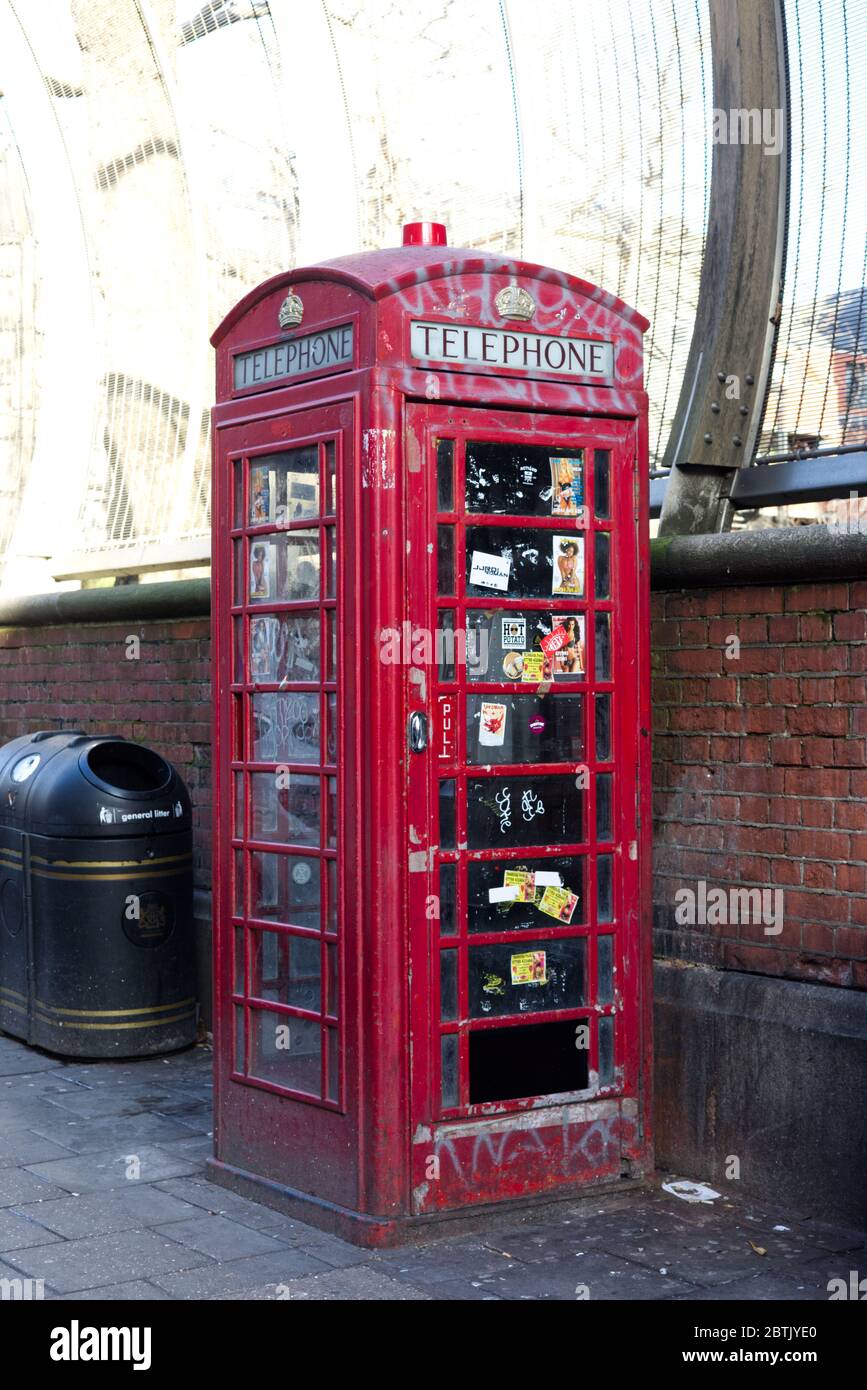 Téléphone vandalisé à Soho, Londres Banque D'Images