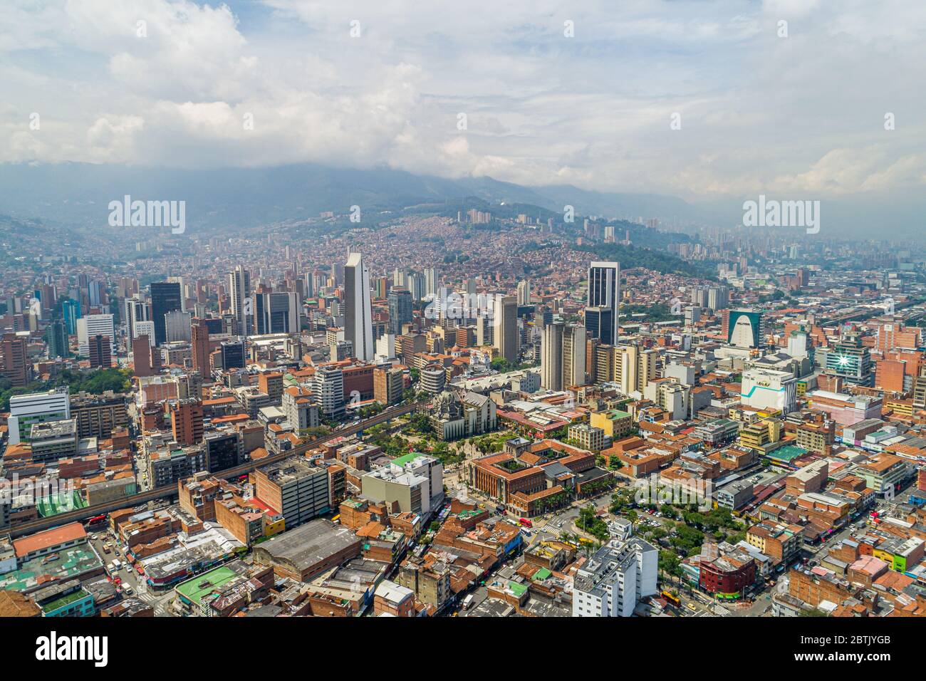 Vue aérienne du centre-ville de Medellin montrant beaucoup de bâtiments dont le plus emblématique, le bâtiment Coltejer Banque D'Images