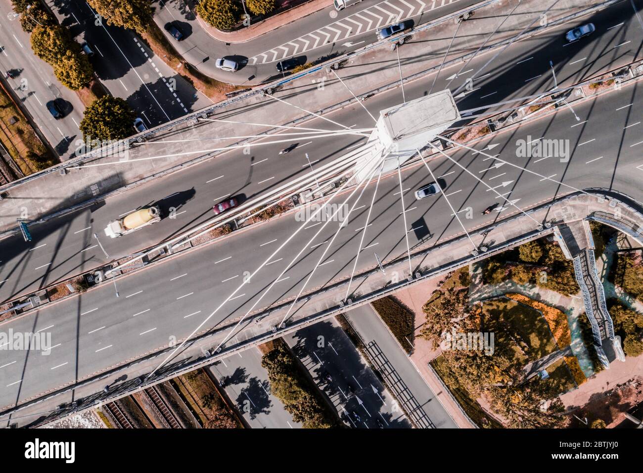 Une vue aérienne du pont emblématique de la ville de Medellin appelé 4 sur qui relie les côtés ouest et est de la ville au-dessus de la rivière Medellin Banque D'Images