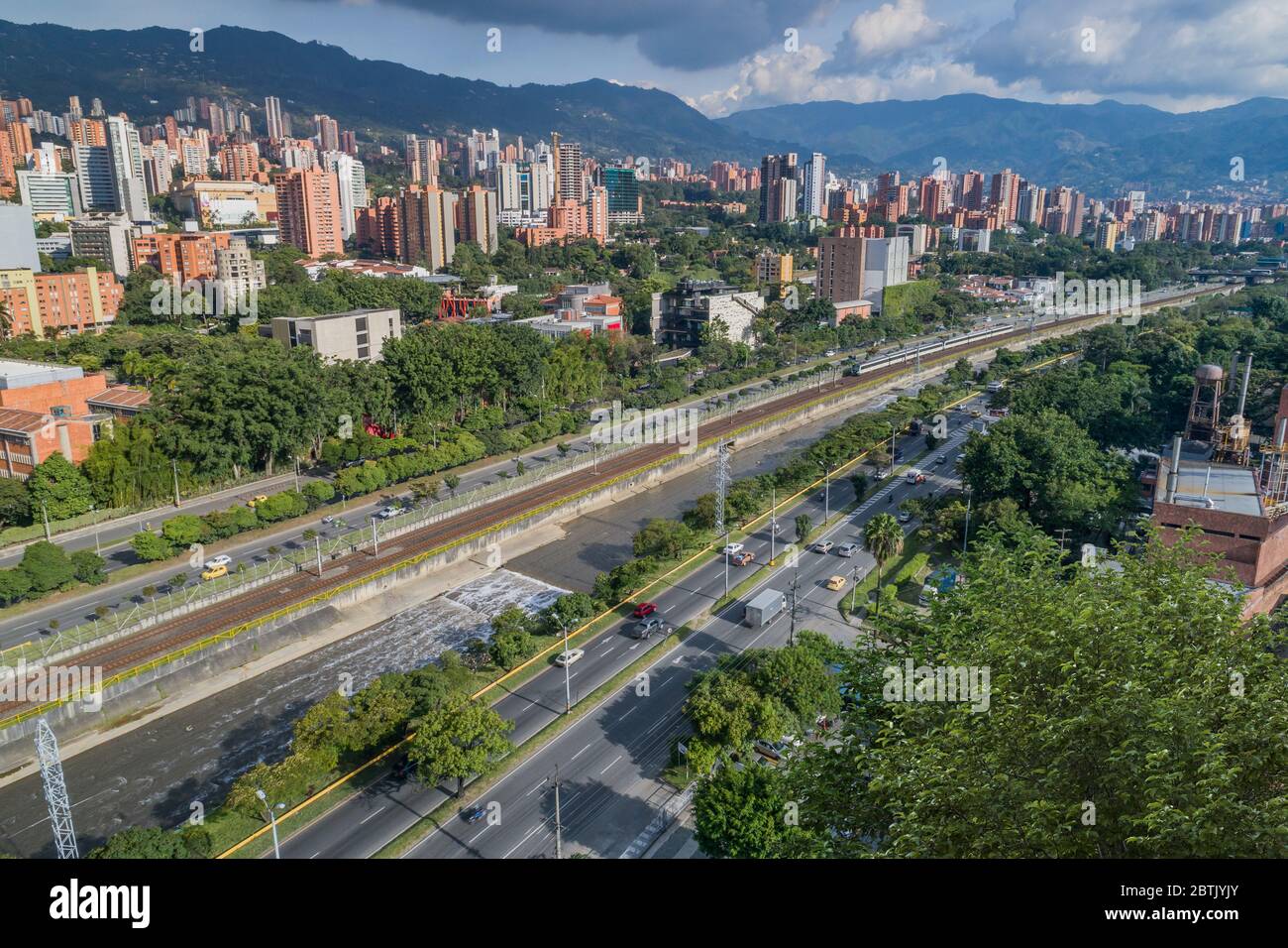Vue aérienne du secteur d'El Poblado à Medellin, l'un des secteurs les plus peuplés de cette ville touristique importante de Colombie Banque D'Images