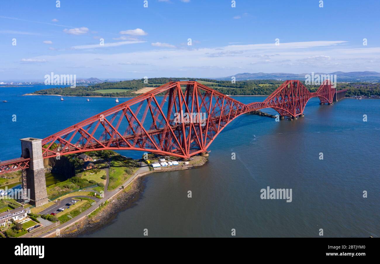 Vue aérienne de Forth Bridge traversant la rivière Forth à North Queensferry, Fife, Écosse, Royaume-Uni Banque D'Images