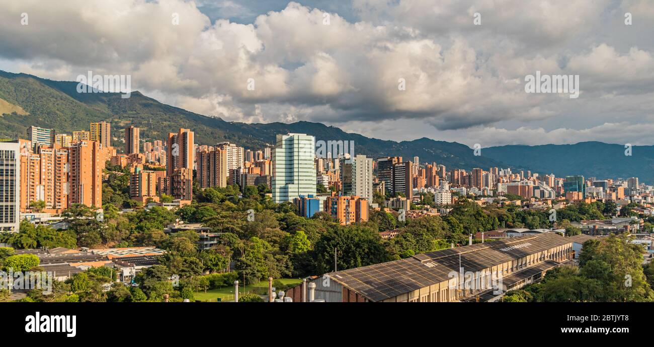 Vue aérienne de la zone industrielle du secteur d'El Poblado à Medellin, l'un des secteurs les plus peuplés de cette ville touristique importante Banque D'Images