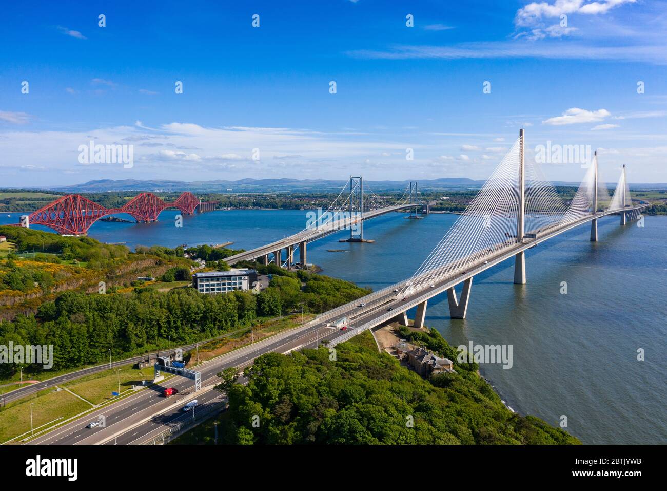 Vue aérienne de trois ponts traversant la rivière Forth avec le nouveau Queensferry Crossing en face à North Queensferry, Fife, Écosse, Royaume-Uni Banque D'Images