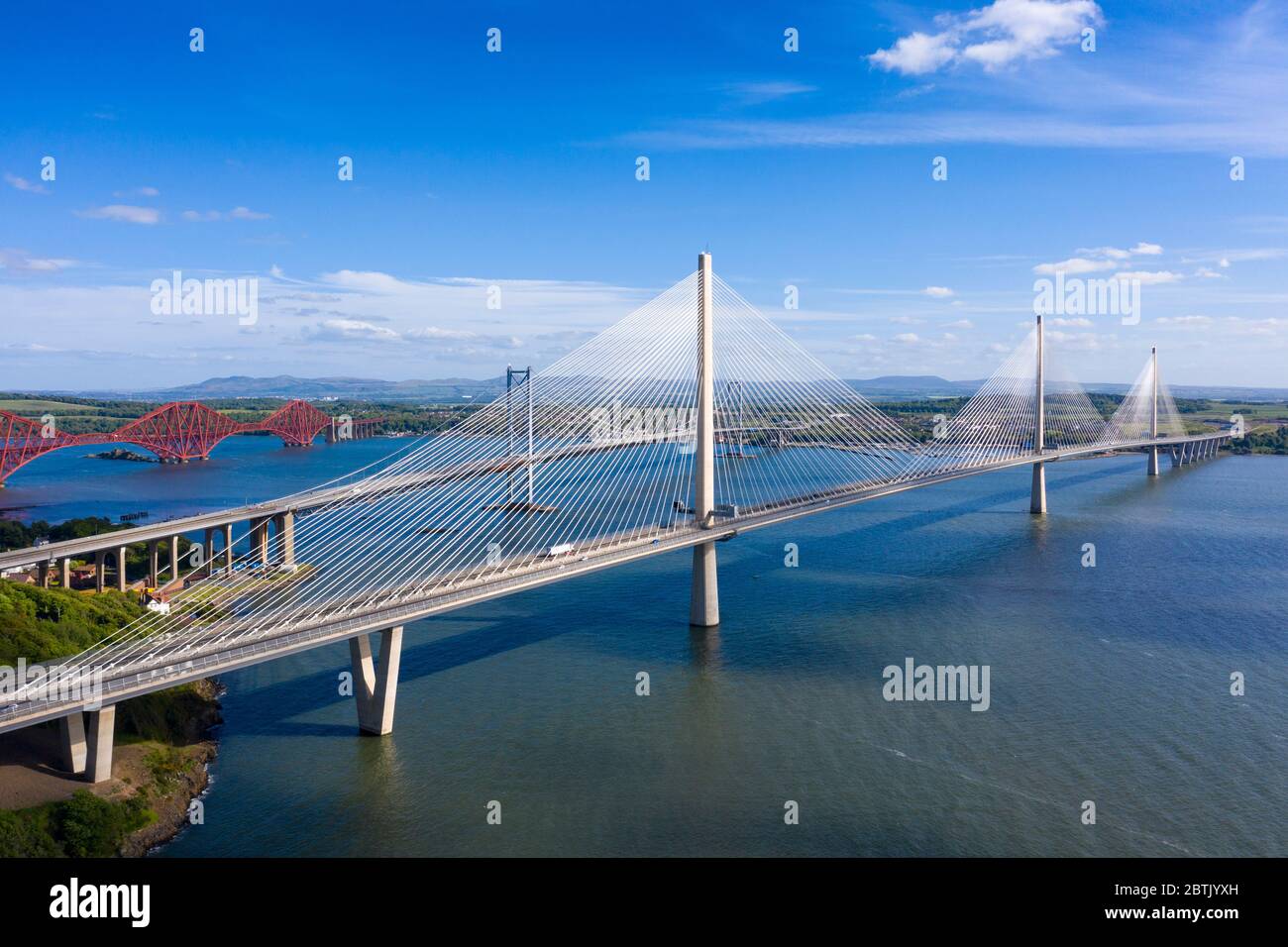 Vue aérienne de trois ponts traversant la rivière Forth avec le nouveau Queensferry Crossing en face à North Queensferry, Fife, Écosse, Royaume-Uni Banque D'Images