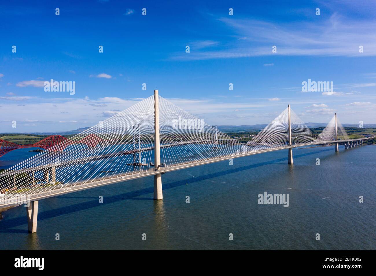 Vue aérienne de trois ponts traversant la rivière Forth avec le nouveau Queensferry Crossing en face à North Queensferry, Fife, Écosse, Royaume-Uni Banque D'Images