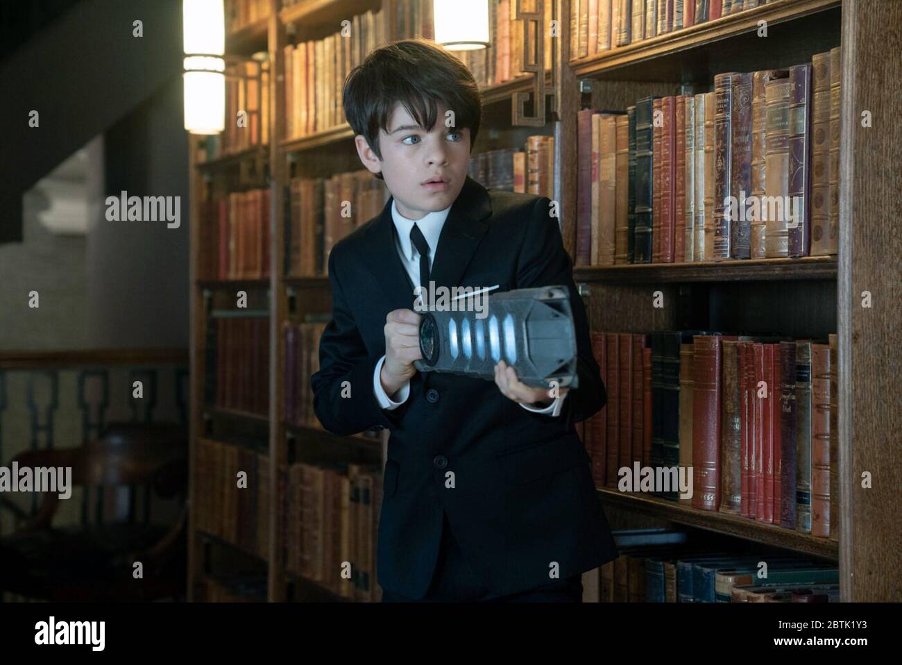 Artemis Fowl est un film d'aventure de science-fiction américain de 2020 basé sur le roman de 2001 du même nom d'Eoin Colfer et réalisé par Kenneth Branagh à partir d'un scénario co-écrit par Conor McPherson et Hamish McColl. Cette photographie est à usage éditorial seulement et est le copyright de La société de film et/ou le photographe affecté par la société de film ou de production et ne peut être reproduit que par des publications en conjonction avec la promotion du film ci-dessus. Un crédit obligatoire est requis pour la société de cinéma. Le photographe doit également être crédité lorsqu'il est connu. Banque D'Images