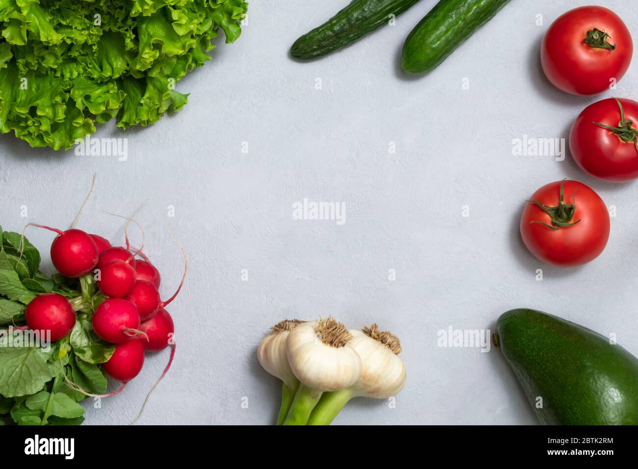 Vue de dessus des aliments alcalins tels que les tomates, l'ail, l'avocat, le radis, la laitue, les concombres Banque D'Images