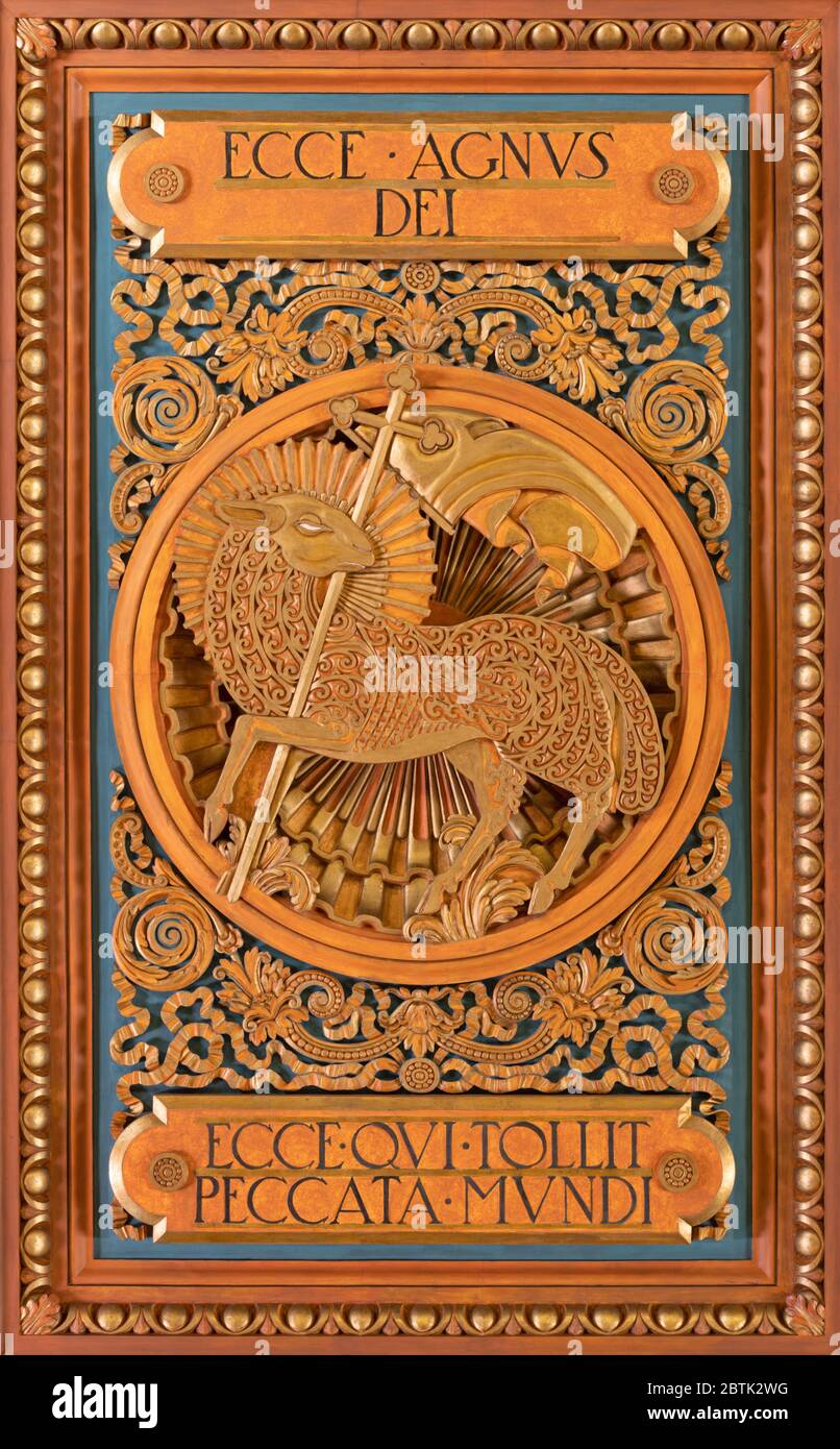 BARCELONE, ESPAGNE - 3 MARS 2020 : l'Agneau sculpté de Dieu sur le coreling dans l'église Nuestra Senora del Sagrado Corazon. Banque D'Images