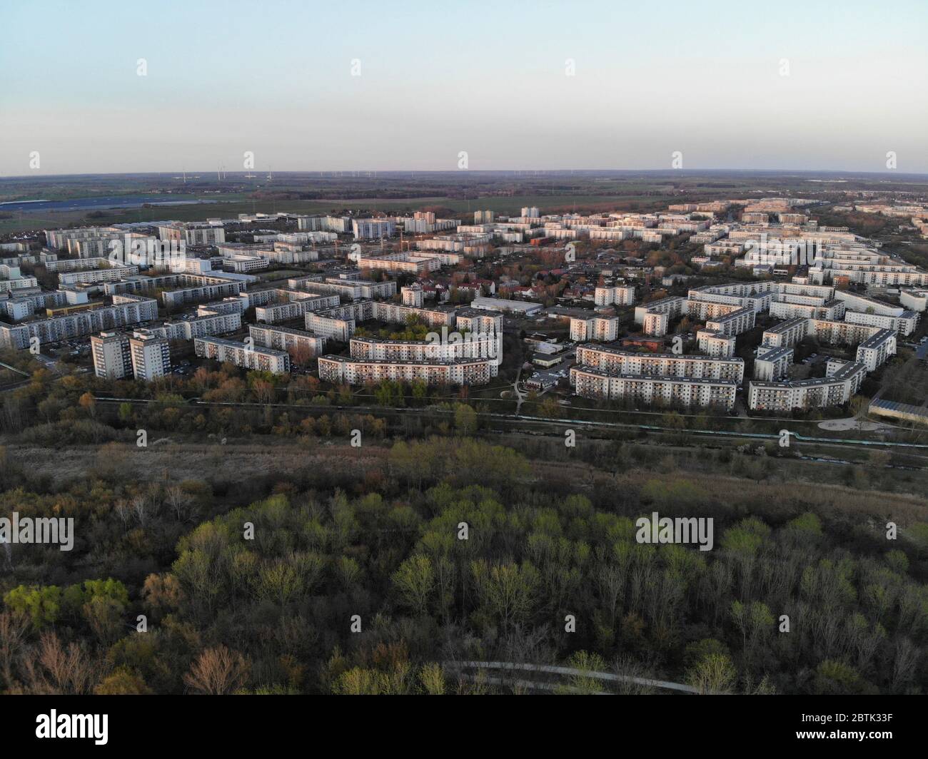 Coucher de soleil à Berlin ville satelite Marzahn Hellersdorf depuis Wolkenhain plate-forme Kienbergpark Banque D'Images
