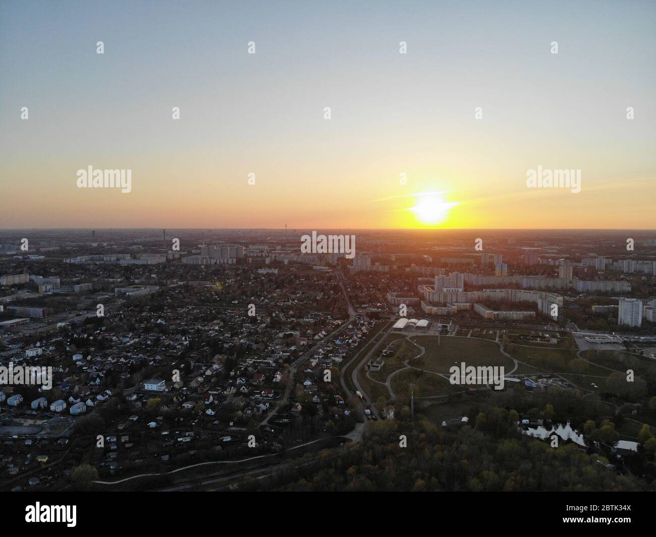Coucher de soleil à Berlin ville satelite Marzahn Hellersdorf depuis Wolkenhain plate-forme Kienbergpark Banque D'Images