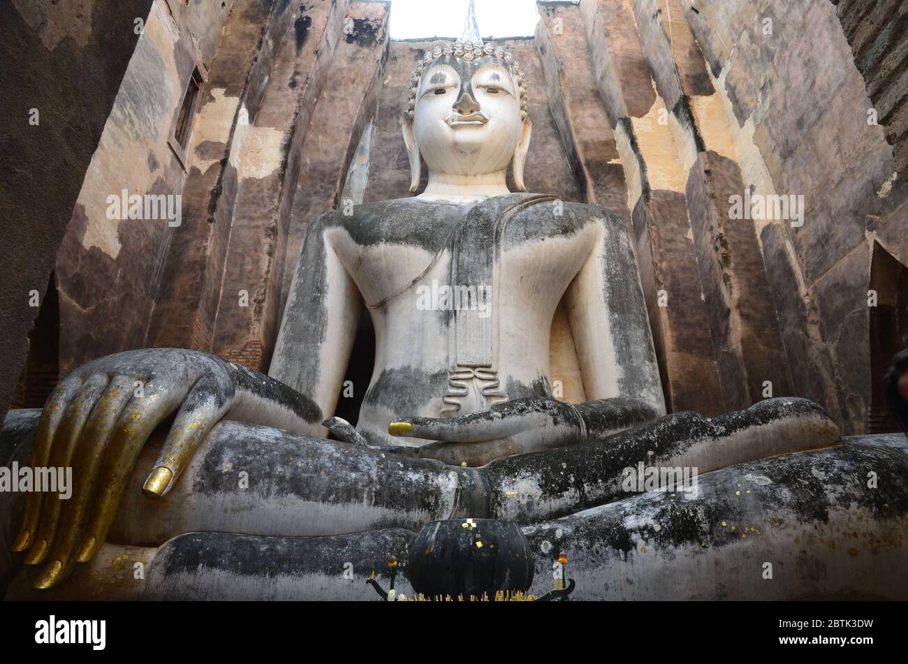 Portrait du Bouddha géant assis à Wat si CHUM dans le Parc historique de Sukhothai Banque D'Images