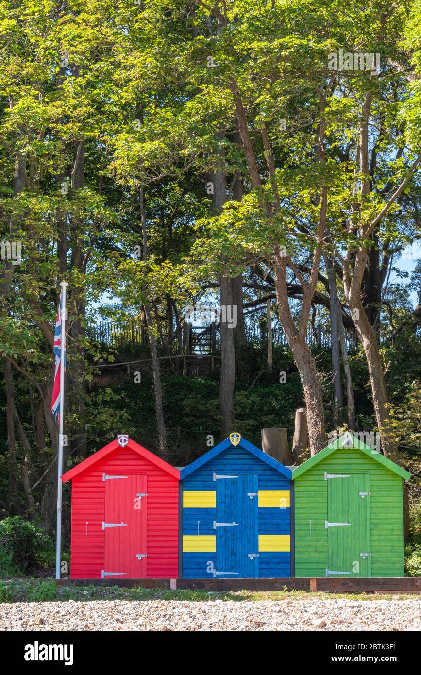 Huttes de plage peintes en couleurs sur le rivage à Bembridge sur l'île de Wight. Banque D'Images