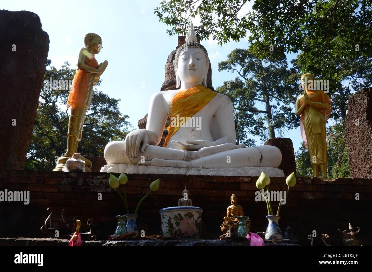 Bouddha blanc assis à Wat Chang à Kamphaeng Phet Banque D'Images